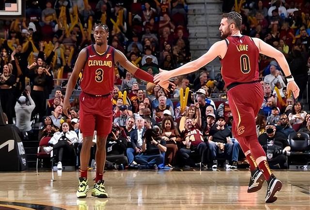 而其背后的 而其背后的